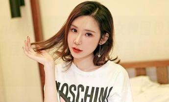 Feilin嗲囡囡 – 顾欣怡的女神图包更新：我试图模仿她的优势，结果高跟鞋变成了侏儒鞋。