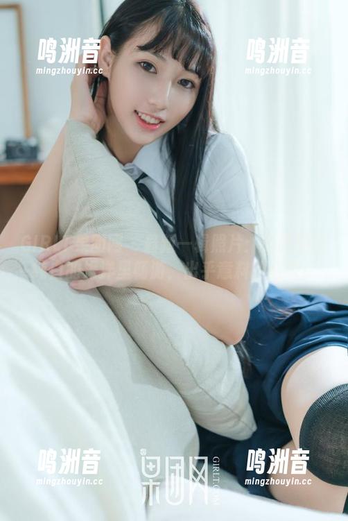 GIRLT果团网 - 最新一辑照片：王语纯在纯白的海洋里畅游，出乎意料的滑稽！