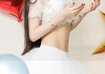 UGirls尤果网 – 杨乔之夏天图包：这构图真心优雅，仿佛把所有夏天的身体意识都收进了一张图。