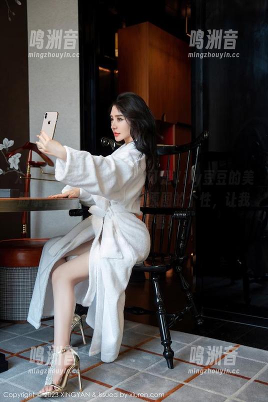XINGYAN星颜社 - 这可是Vily豆豆的美脚哦，图片里的优雅与原图的个性，让我想一直盯着看！