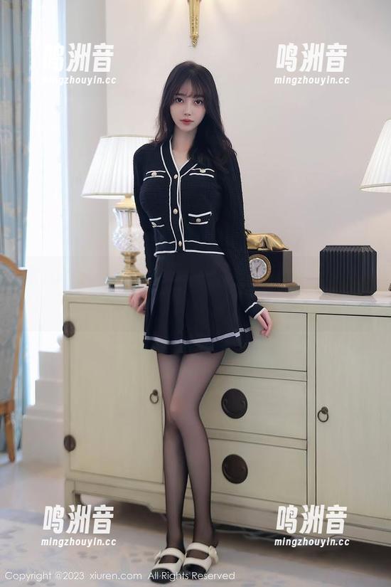 Xiuren秀人网 - 奈奈子的图集分享，那双赤足似乎在和草地对话呢。