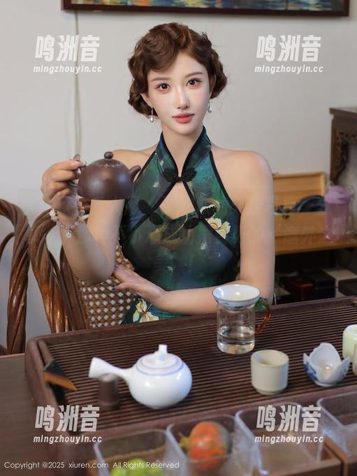 Xiuren秀人网 - 张欣欣的天台写真，分享一下那种不小心成功摆姿势的‘意外之美’！