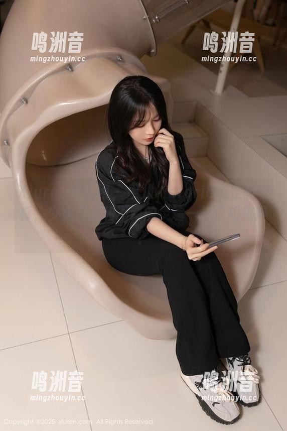 Xiuren秀人网 - 果儿victoria的定制写真，少女气息和不羁的灵魂——你相信吗？