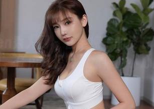 Xiuren秀人网 – 在金纯一的皮衣私拍套图中，任由风轻轻撩撩你的小心脏。