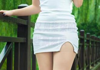 丽柜 – 新作品，又见柒柒的玉足，眼神有些飘忽哦