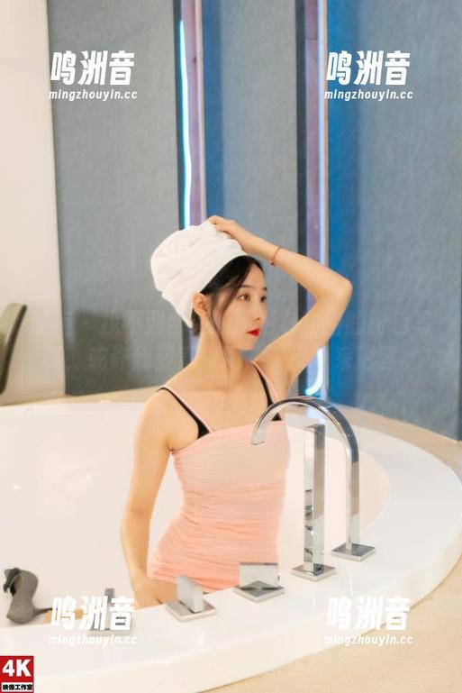 丽柜 - 找不到合适的词形容甜甜的粉色写真，或许我要直接用“调皮”来形容。