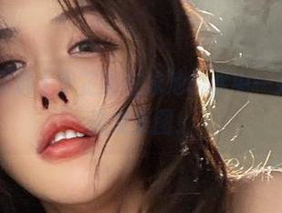微密圈 – 精选丨于芷晴在泳池：水中一朵花，边泡边发美图！