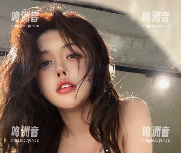 微密圈 - 精选丨于芷晴在泳池：水中一朵花，边泡边发美图！