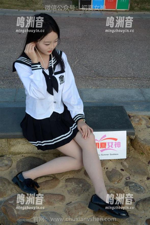 初夏女神 - 双双的绿色校服：私房图集里的小秘密，嘿嘿