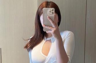 微密圈 – 奶宝妹纸的美脚现身说法——全集播放中，原图还附送小猫咪俏皮小插曲！