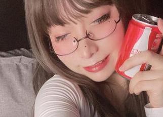 小泉学姐吖的私拍时光，皮衣好像喵咪的怀抱