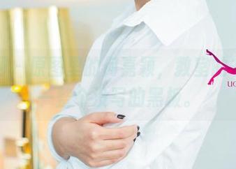 尤果网 – 原图里的何嘉颖，教室的书桌和一整个没写的黑板。