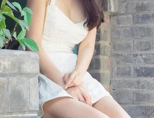 尤果网 – 欣赏蜜儿，最新一组裸足套图，毫无压力的展示嘛。