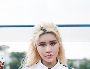 尤物馆 – 水边的FoxYini孟狐狸比基尼，及时分享给你的小心思！