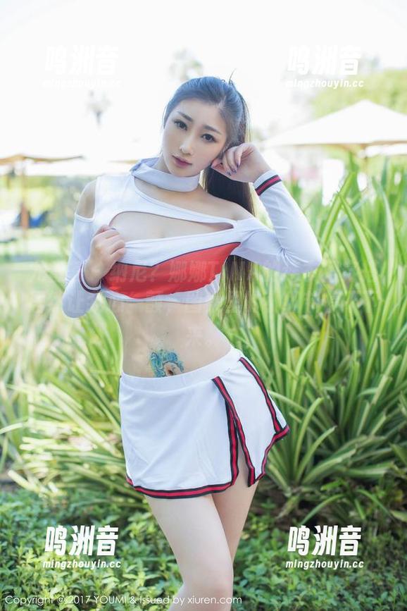 尤蜜荟 - 纳尼？娜娜TINA的连衣裙穿搭居然让我心一颤，图集里的小细节停不下来。