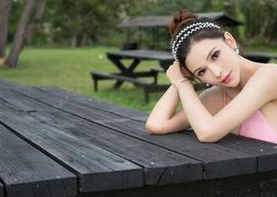 推女神 – 我的办公室秘籍，潇同学以美图图包为武器！