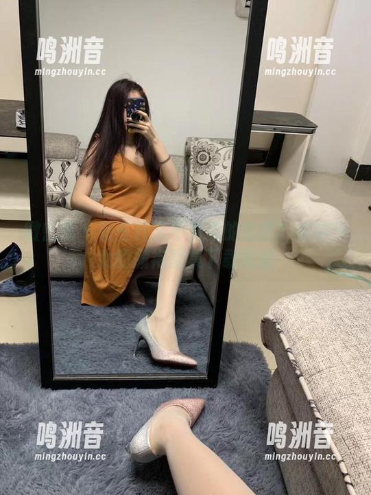 微密圈 - 有些什么不对劲的拍摄？提袜少女的旗袍图集下载试试