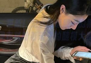 微密圈 – 更新！是小逗逗展示的黑丝玉足，现在就盼着未来的腿模大赛。