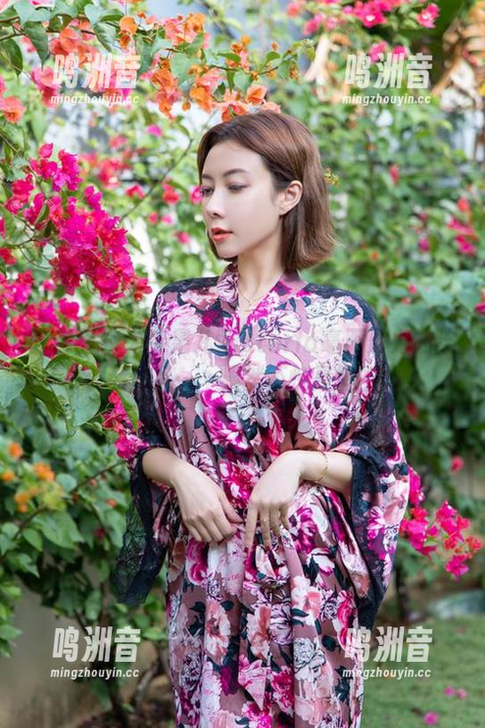 微密圈 - 来看果儿Victoria毫不费力的连体装作品……果然不愧是博主！