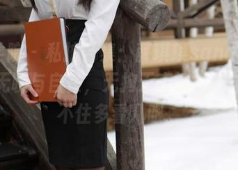 模范学院 – 私拍合集：薛琪琪sandy在天台的无聊与自在，无拘无束的模样让人忍不住多看几眼。