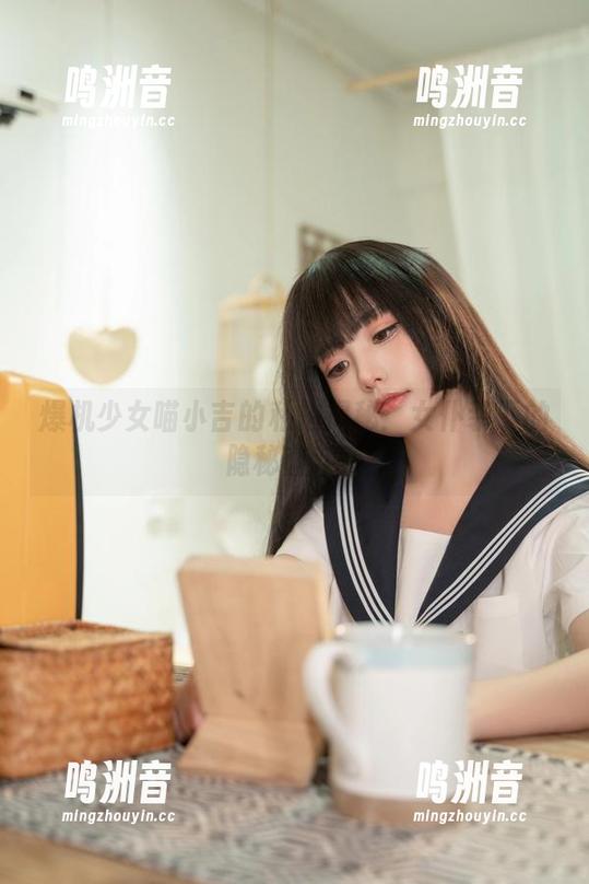 爆机少女喵小吉的私拍揭秘：女仆装下的隐秘奋斗！