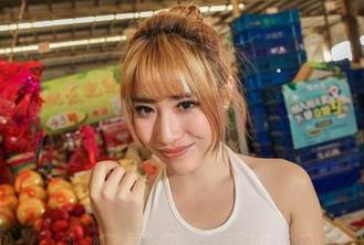 爱丝 – 镂空？不如说是何冉在耍宝，我就爱这种挑逗眼球的手法！