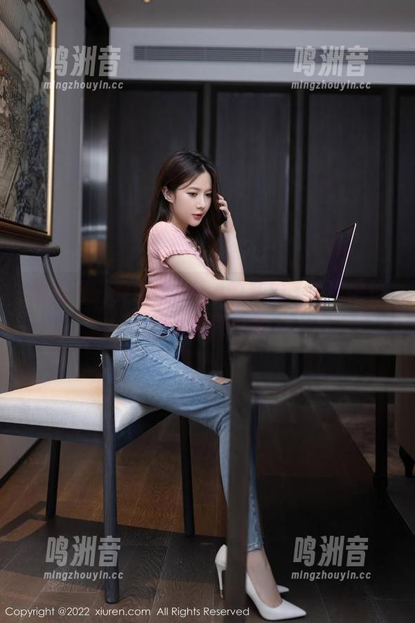 秀人网 - 乔漫妮mina的私拍，清纯得仿佛是在晒校服