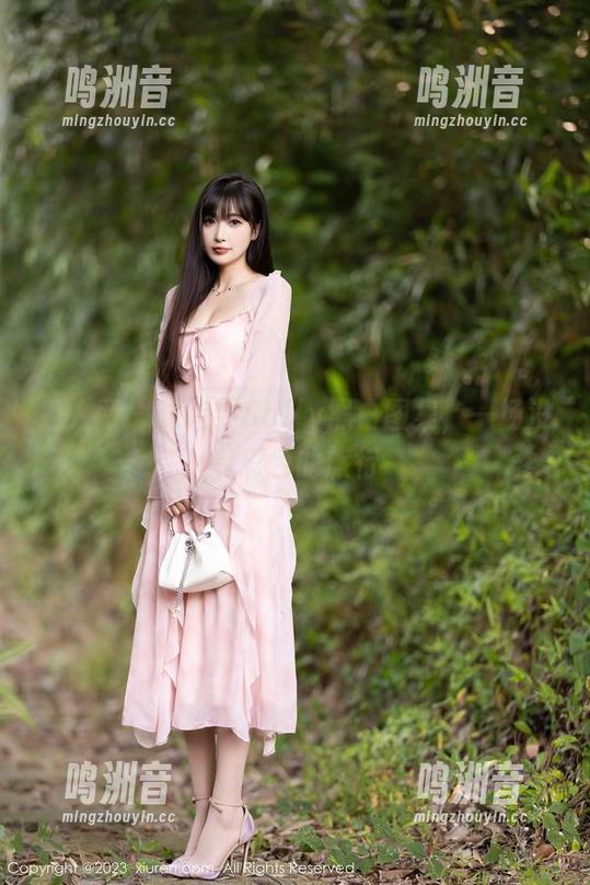 秀人网 - 夏诗雯Sally黑白图集，一场没有彩色的旅行