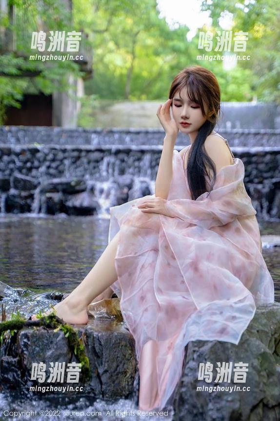 秀人网 - 小魔女奈奈，天台的冒险——原图和作品怎么能少