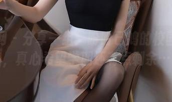 秀人网 – 分享一组：盼盼已鸠的校园写真，真心希望学期还有点剩余…