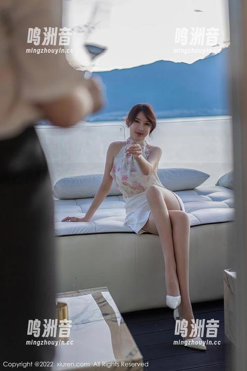 秀人网 - 图集中每张麦琪绫冰激淋的白裙照都像在说：你还在吃泡面吗？