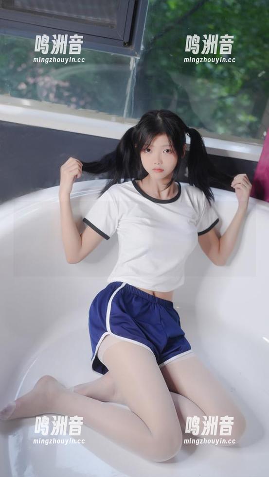 紧急企划 - 看完小恩的校服写真，心中浮现满满疑问，图集中会不会登场“那个他”？