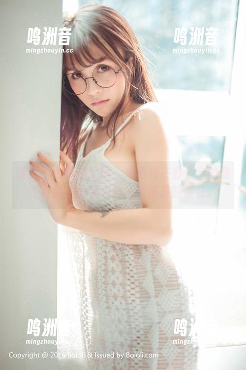 菠萝社 - 精选套图：柳侑绮在办公室的随性时刻，偶尔想起了咖啡机的存在。
