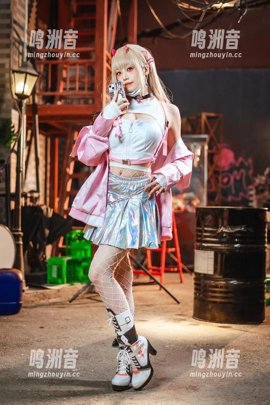 看这里，蜜汁猫裘的高叉女仆免费套图正在发放中！