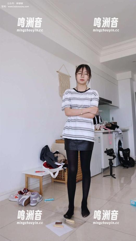 袜啵啵-菠萝 袜啵啵 - 图包合集:菠萝在JK制服里,也许每一张都是一个未解的谜。