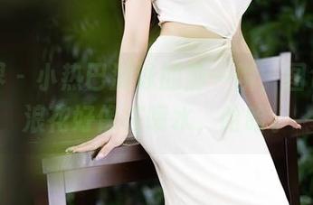 语画界 – 小热巴游泳的那一瞬，图包里的浪花好像在喷水，哈哈。