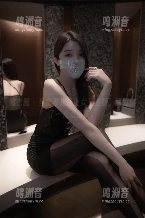 微密圈 - 当金希儿遇上女王主题，原图露了一点点俏皮。