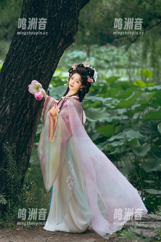 雯妹不讲道理的黑丝肚兜，cos场景太养眼，更新抢先看！