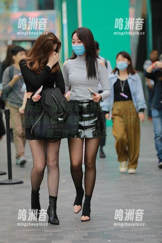 魔镜街拍 - 当你发现婷婷的美图，白色吊带连衣裙和黑丝美腿组合，让人忍不住想跟二次元角色比拼！
