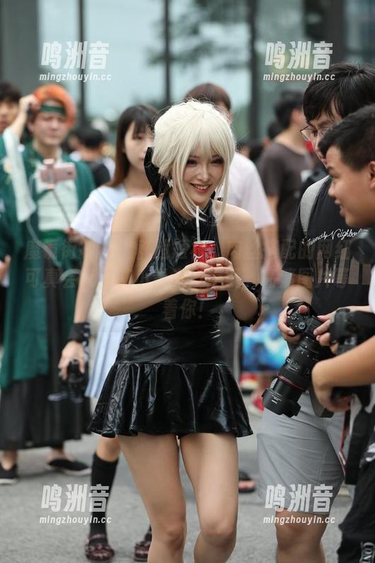 魔镜街拍 - 这群超短裙、肉丝搭配的网红可真会玩，艾小青亲自上镜，高清图片等着你！