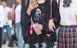 魔镜街拍：无圣光的长腿皮裙美女，不知不觉就目不转睛了